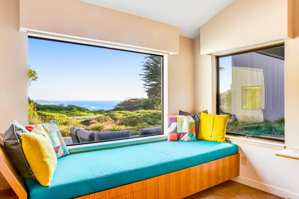 Seaspray - Oceanfront home with fireplace, EV charger & ocean views