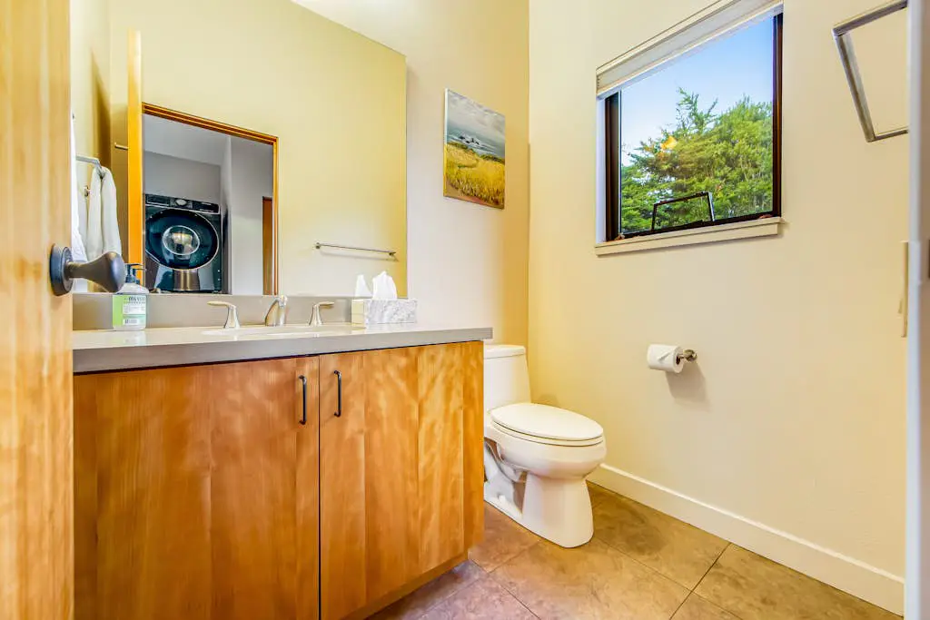 Seaspray - Oceanfront home with fireplace, EV charger & ocean views