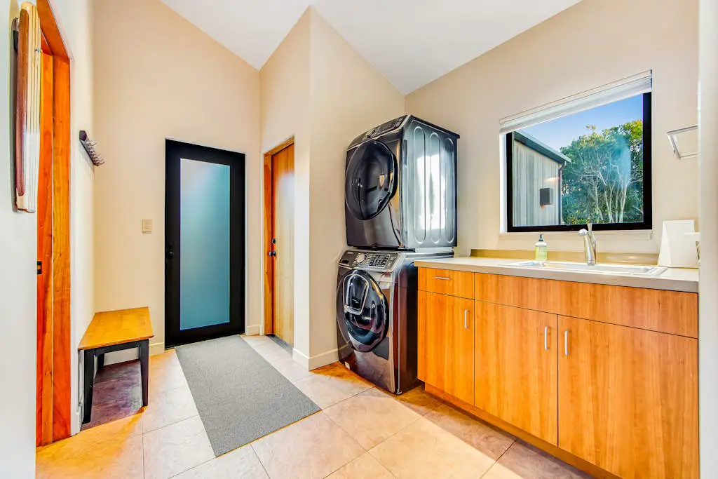 Seaspray - Oceanfront home with fireplace, EV charger & ocean views