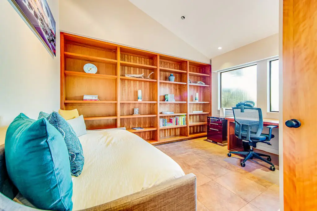 Seaspray - Oceanfront home with fireplace, EV charger & ocean views