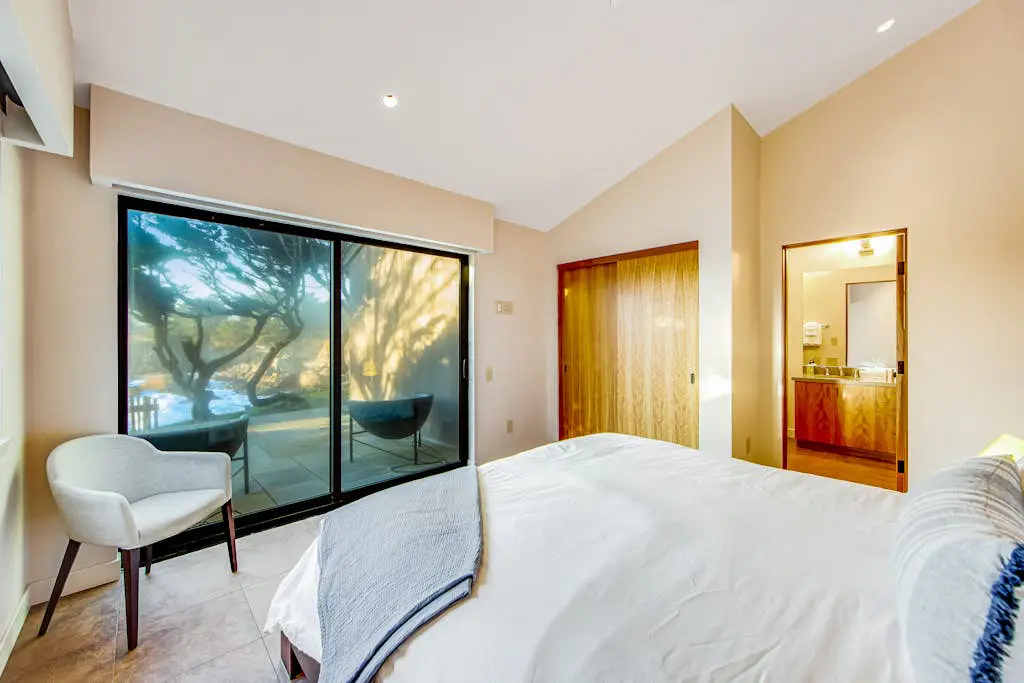 Seaspray - Oceanfront home with fireplace, EV charger & ocean views