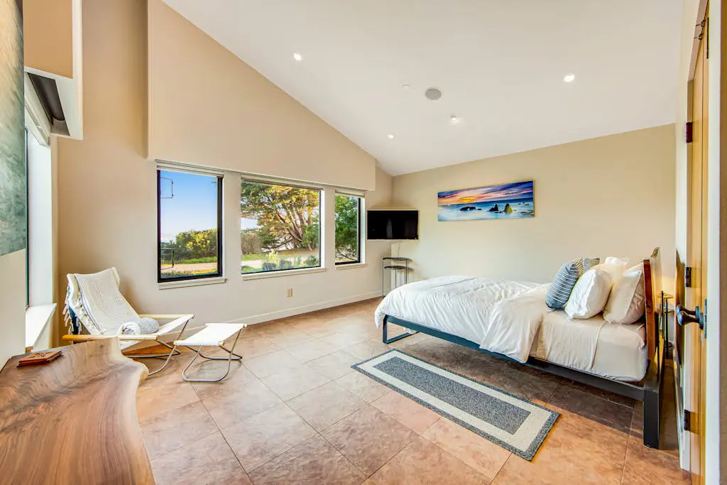 Seaspray - Oceanfront home with fireplace, EV charger & ocean views