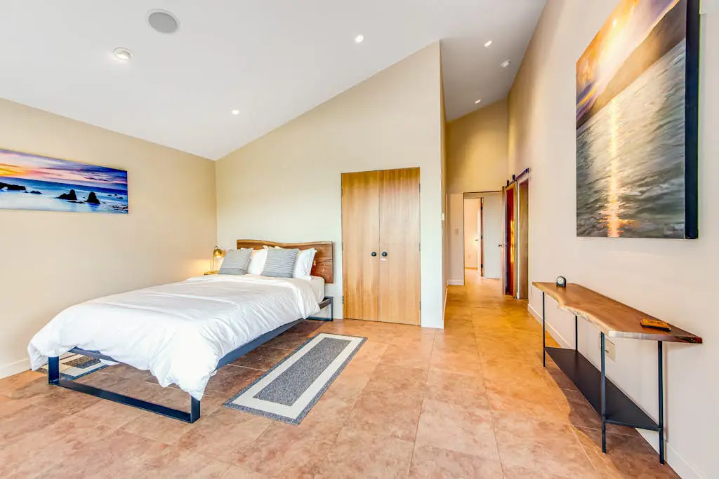 Seaspray - Oceanfront home with fireplace, EV charger & ocean views