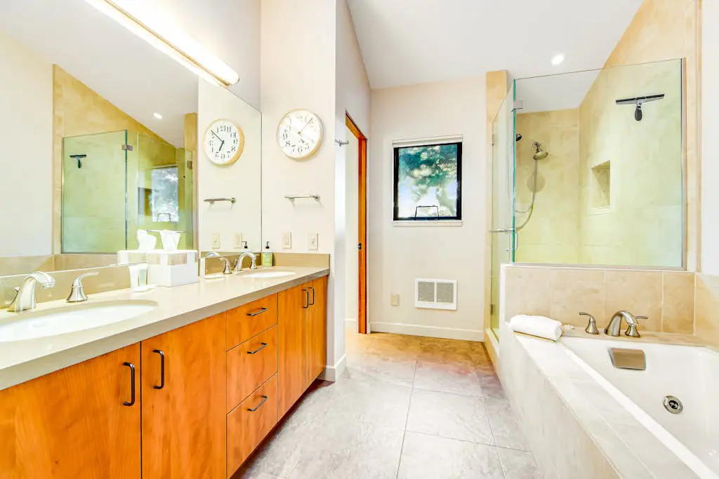 Seaspray - Oceanfront home with fireplace, EV charger & ocean views