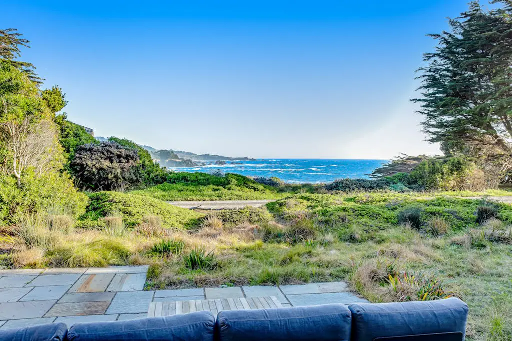 Seaspray - Oceanfront home with fireplace, EV charger & ocean views