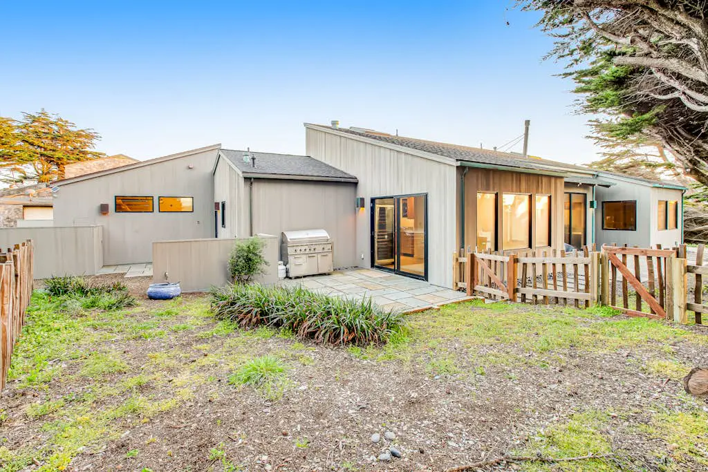 Seaspray - Oceanfront home with fireplace, EV charger & ocean views
