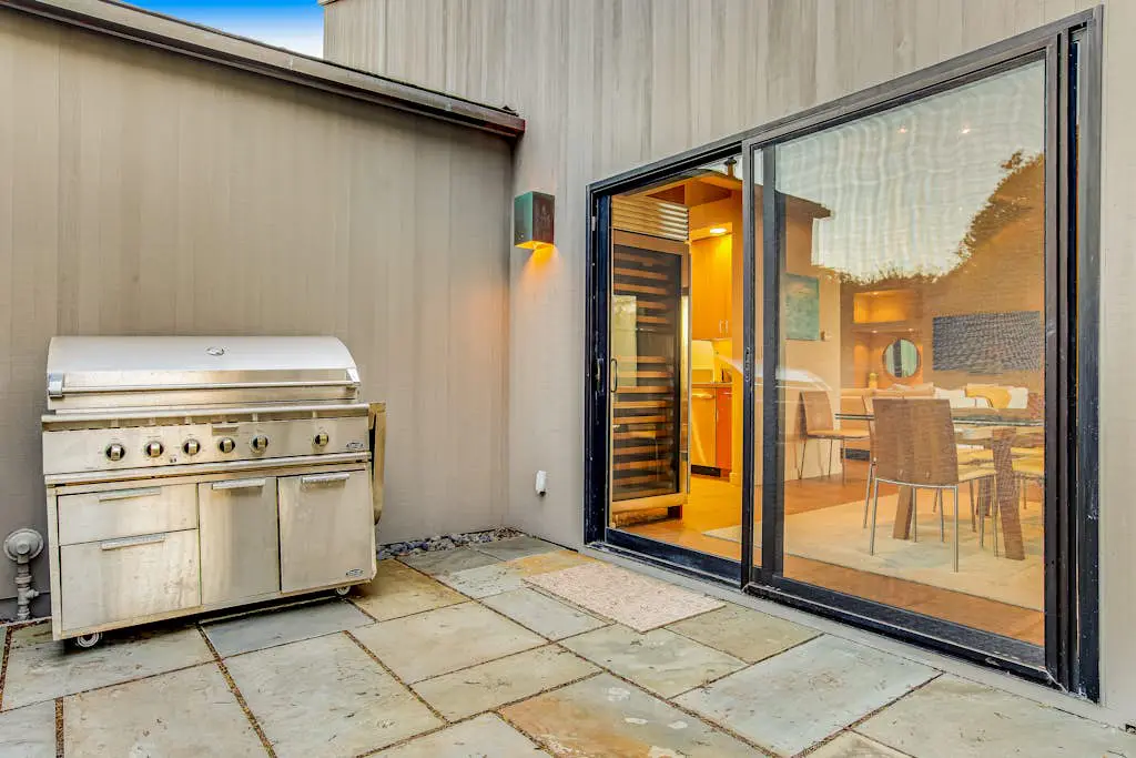 Seaspray - Oceanfront home with fireplace, EV charger & ocean views