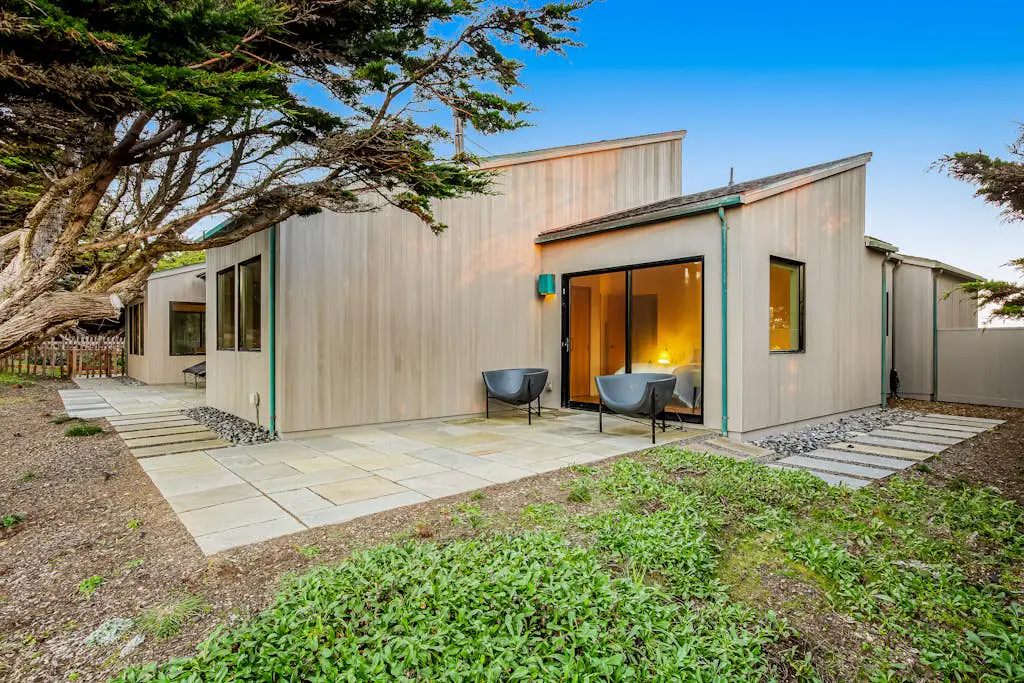 Seaspray - Oceanfront home with fireplace, EV charger & ocean views
