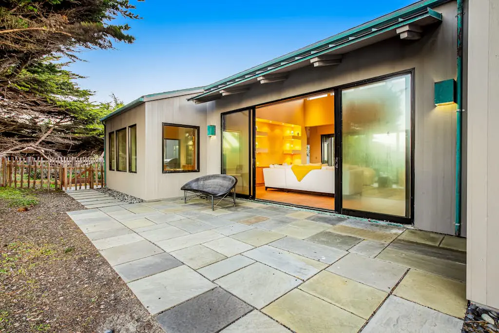 Seaspray - Oceanfront home with fireplace, EV charger & ocean views