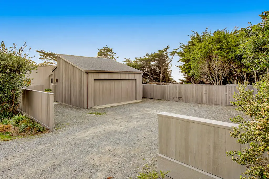 Seaspray - Oceanfront home with fireplace, EV charger & ocean views