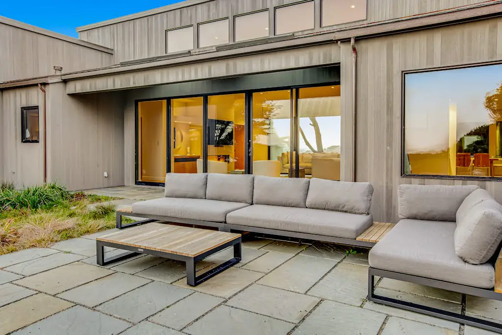 Seaspray - Oceanfront home with fireplace, EV charger & ocean views