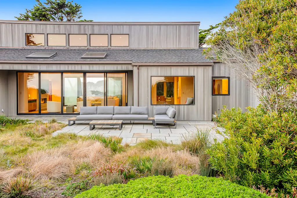 Seaspray - Oceanfront home with fireplace, EV charger & ocean views