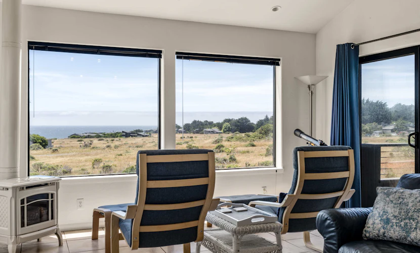 Settle into a home where the ocean is always part of the conversation. End the day in your private hot tub with the ocean as your soundtrack. A warm fire and ocean views anchor cozy evenings in. Room for 6 in this 3-bedroom home. A short walk from the heated community pool. Your front door opens to Sea Ranch's 50 miles of trails and the wild Sonoma Coast. Hear the surf from your pillow and watch the waves from your coffee spot.