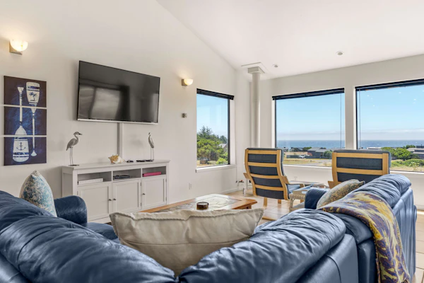 Settle into a home where the ocean is always part of the conversation. End the day in your private hot tub with the ocean as your soundtrack. A warm fire and ocean views anchor cozy evenings in. Room for 6 in this 3-bedroom home. A short walk from the heated community pool. Your front door opens to Sea Ranch's 50 miles of trails and the wild Sonoma Coast. Hear the surf from your pillow and watch the waves from your coffee spot.