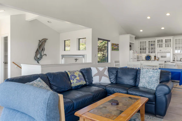 Settle into a home where the ocean is always part of the conversation. End the day in your private hot tub with the ocean as your soundtrack. A warm fire and ocean views anchor cozy evenings in. Room for 6 in this 3-bedroom home. A short walk from the heated community pool. Your front door opens to Sea Ranch's 50 miles of trails and the wild Sonoma Coast. Hear the surf from your pillow and watch the waves from your coffee spot.