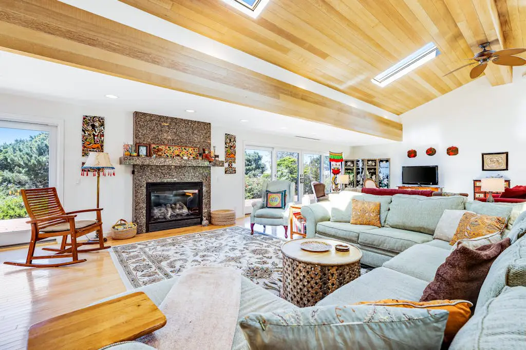 Voyagers Paradise - Ocean View Home with Private Hot Tub, Deck & Fireplace - Walk to Cooks Beach