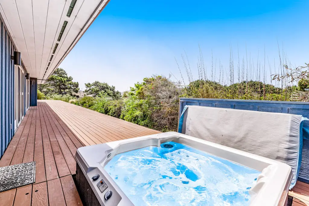 Voyagers Paradise - Ocean View Home with Private Hot Tub, Deck & Fireplace - Walk to Cooks Beach