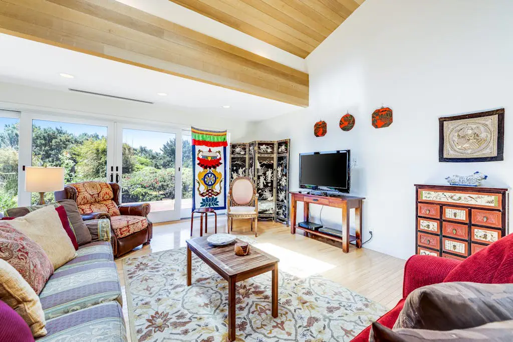 Voyagers Paradise - Ocean View Home with Private Hot Tub, Deck & Fireplace - Walk to Cooks Beach