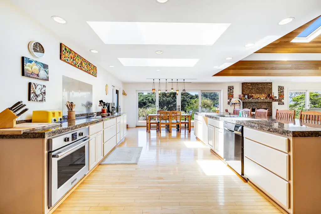 Voyagers Paradise - Ocean View Home with Private Hot Tub, Deck & Fireplace - Walk to Cooks Beach