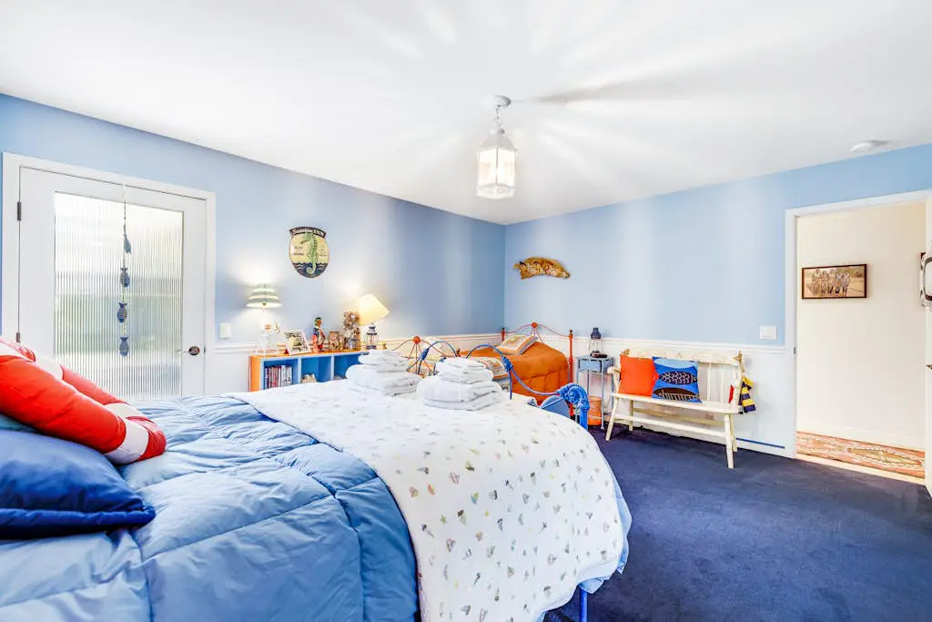 Voyagers Paradise - Ocean View Home with Private Hot Tub, Deck & Fireplace - Walk to Cooks Beach
