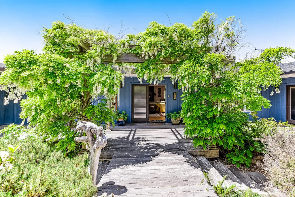 Voyagers Paradise - Ocean View Home with Private Hot Tub, Deck & Fireplace - Walk to Cooks Beach