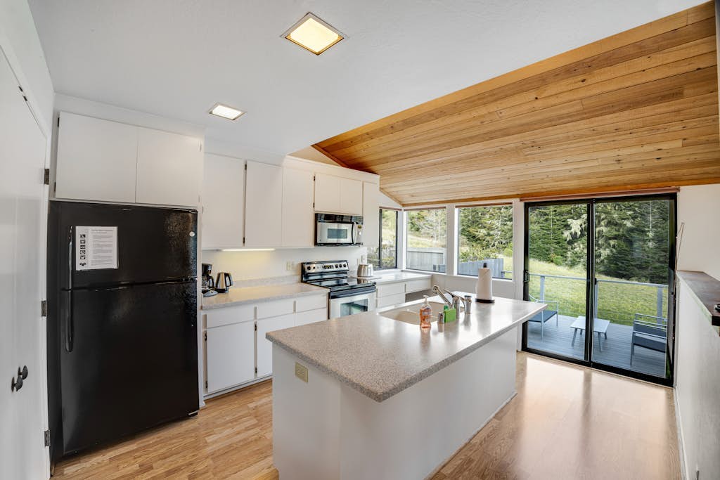 Spacious Home w/Ocean View, Wood Burning Fireplace, Shared Pools & Tennis