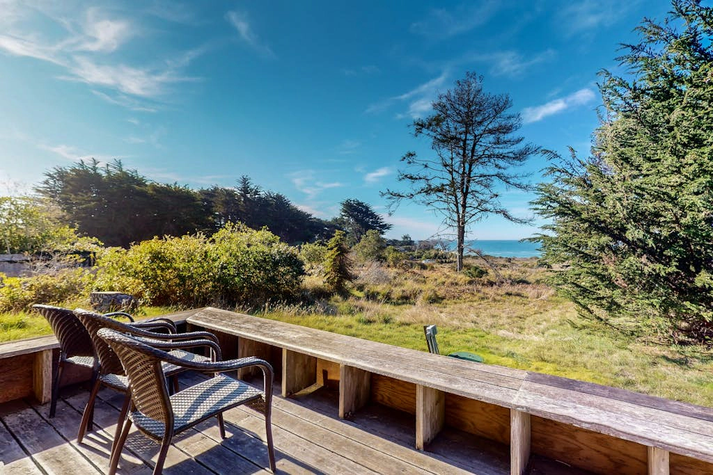 Meyer Getaway - Forested home with private hot tub near Black Point