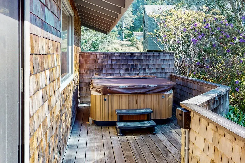 Meyer Getaway - Forested home with private hot tub near Black Point
