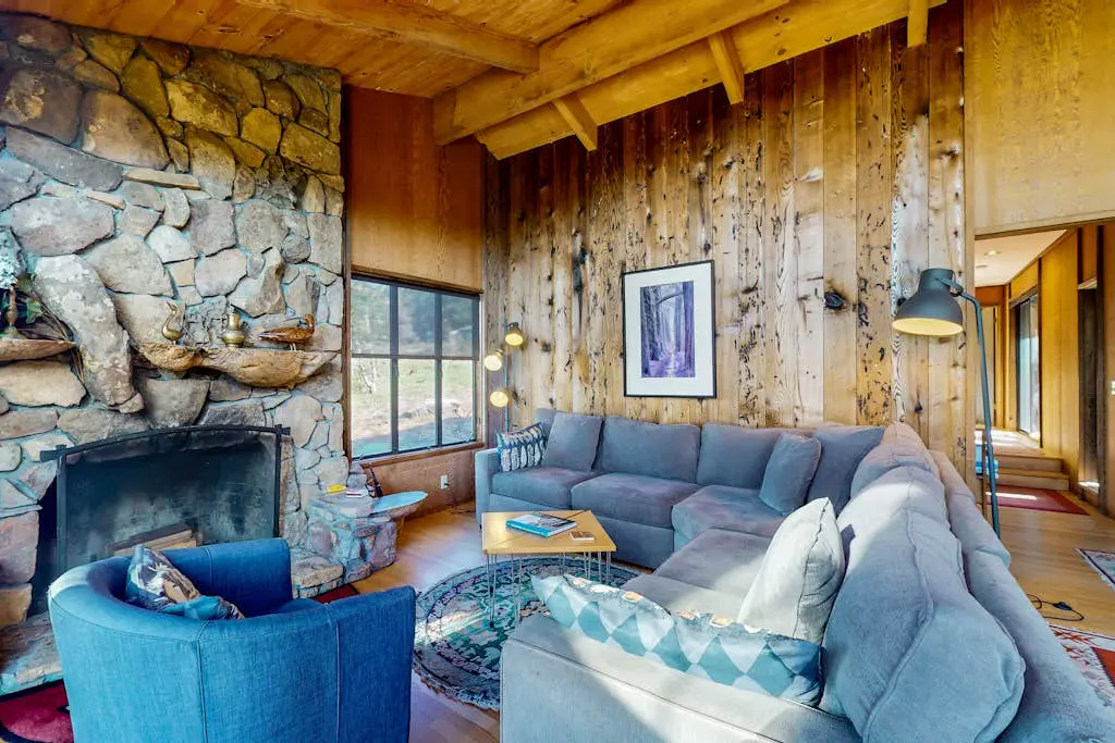 Meyer Getaway - Forested home with private hot tub near Black Point