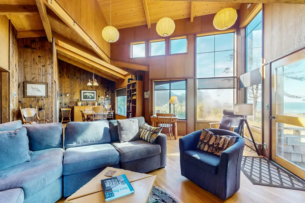 Meyer Getaway - Forested home with private hot tub near Black Point