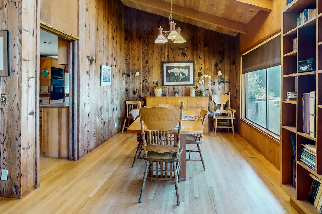 Meyer Getaway - Forested home with private hot tub near Black Point