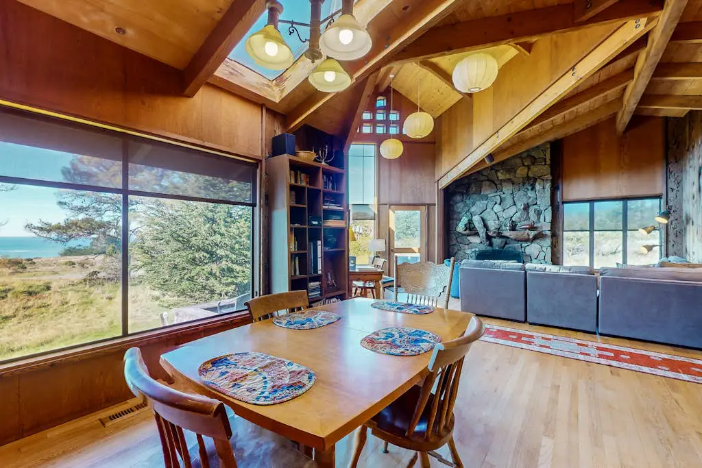 Meyer Getaway - Forested home with private hot tub near Black Point
