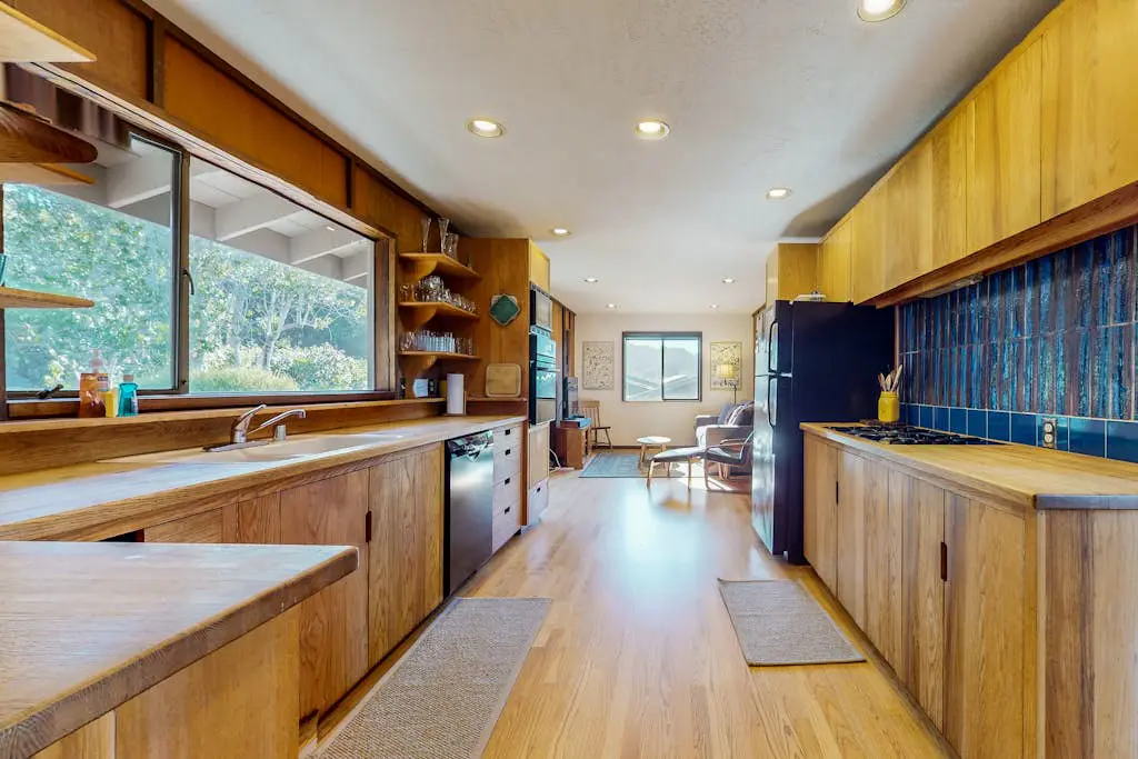 Meyer Getaway - Forested home with private hot tub near Black Point
