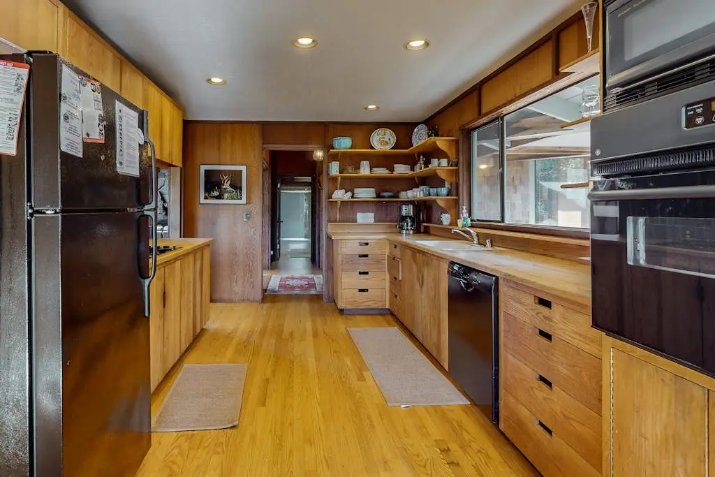 Meyer Getaway - Forested home with private hot tub near Black Point