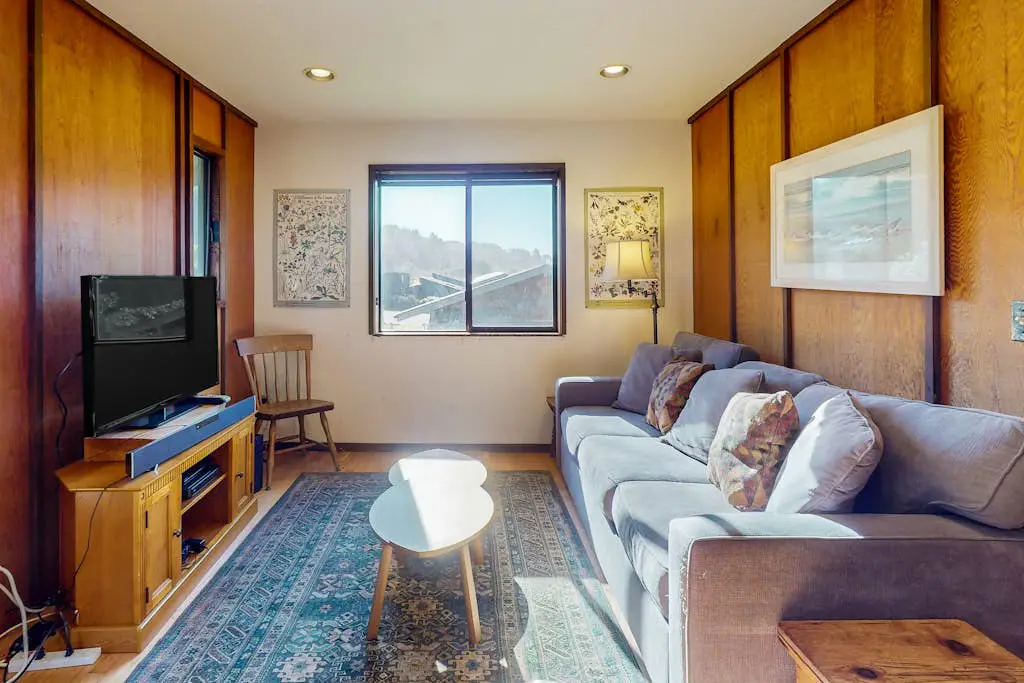 Meyer Getaway - Forested home with private hot tub near Black Point