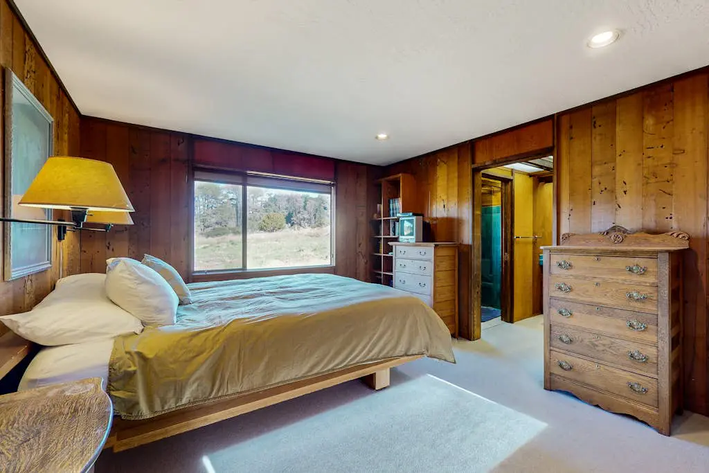 Meyer Getaway - Forested home with private hot tub near Black Point