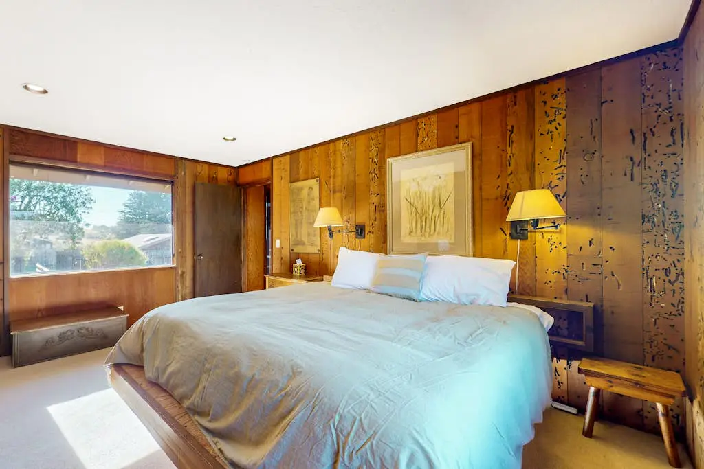 Meyer Getaway - Forested home with private hot tub near Black Point