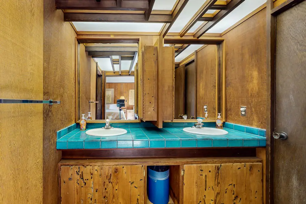 Meyer Getaway - Forested home with private hot tub near Black Point