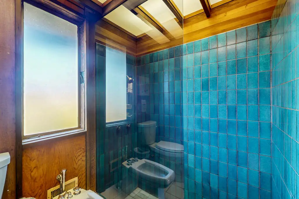 Meyer Getaway - Forested home with private hot tub near Black Point