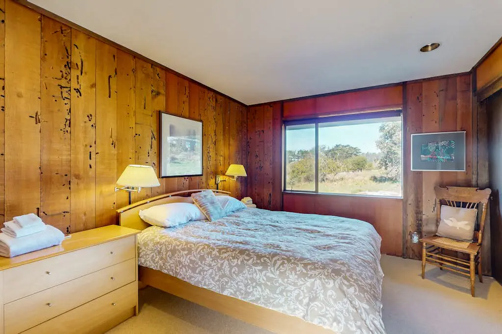 Meyer Getaway - Forested home with private hot tub near Black Point