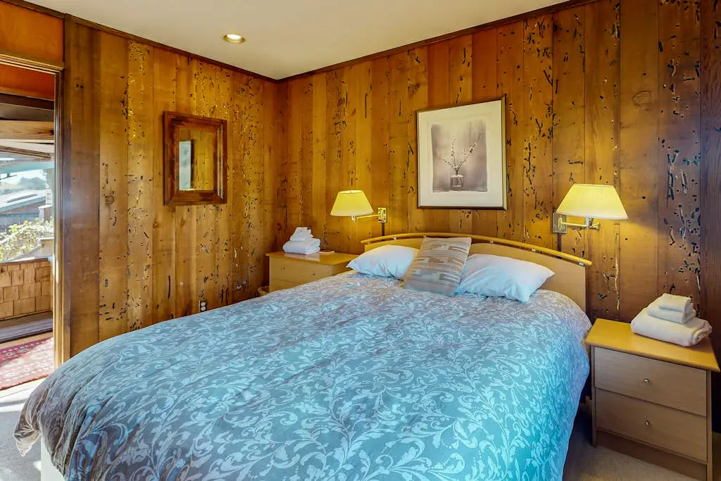 Meyer Getaway - Forested home with private hot tub near Black Point