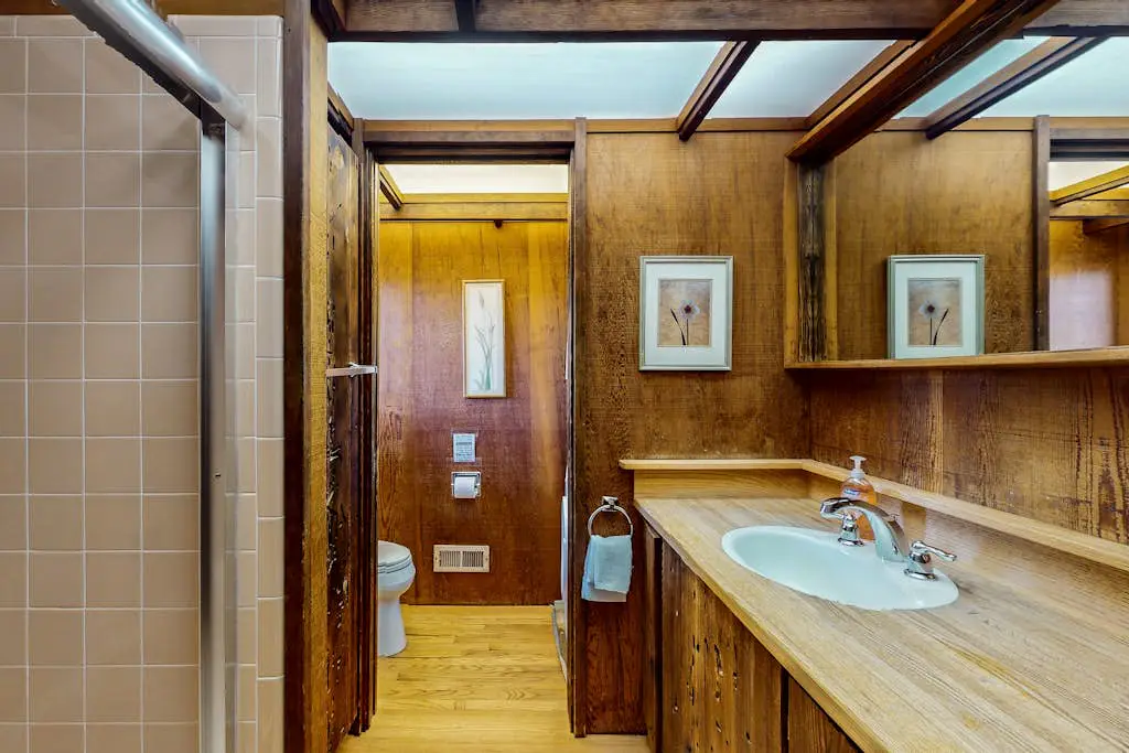 Meyer Getaway - Forested home with private hot tub near Black Point