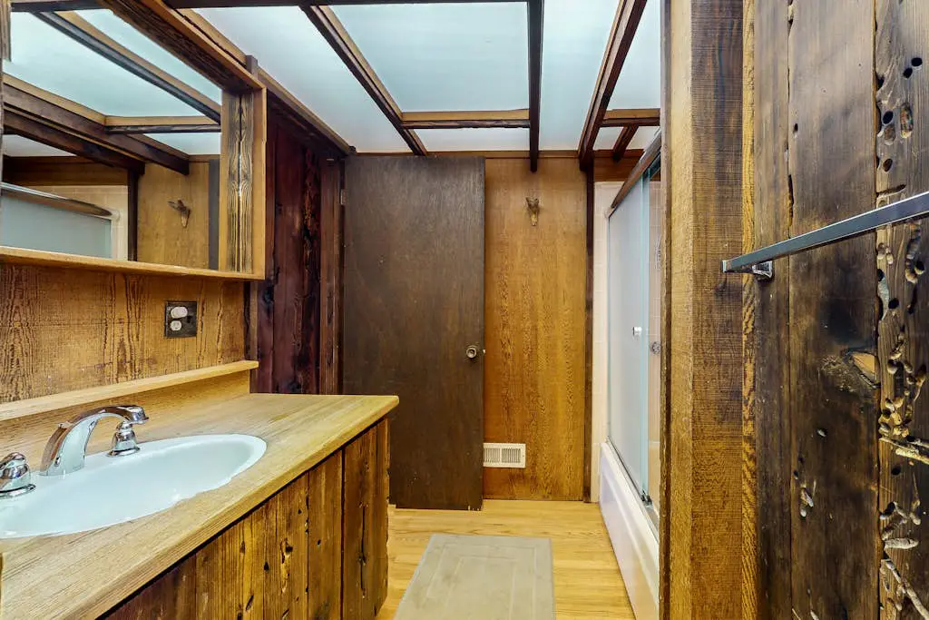 Meyer Getaway - Forested home with private hot tub near Black Point