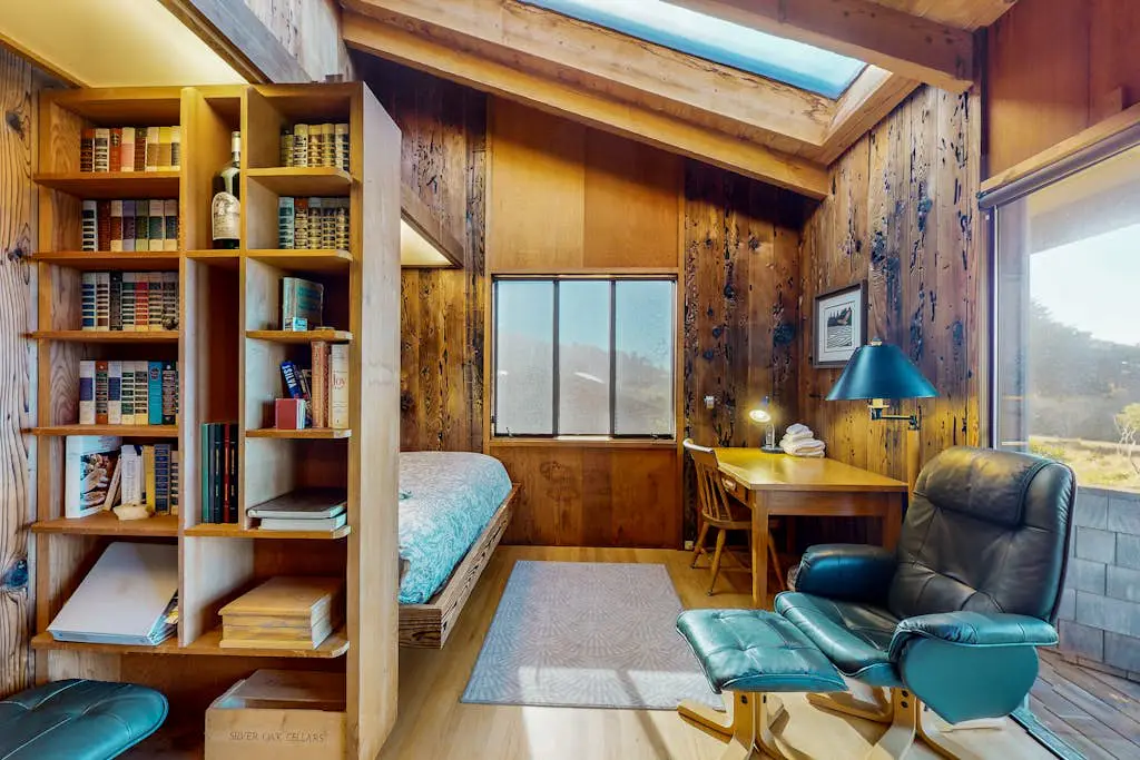 Meyer Getaway - Forested home with private hot tub near Black Point