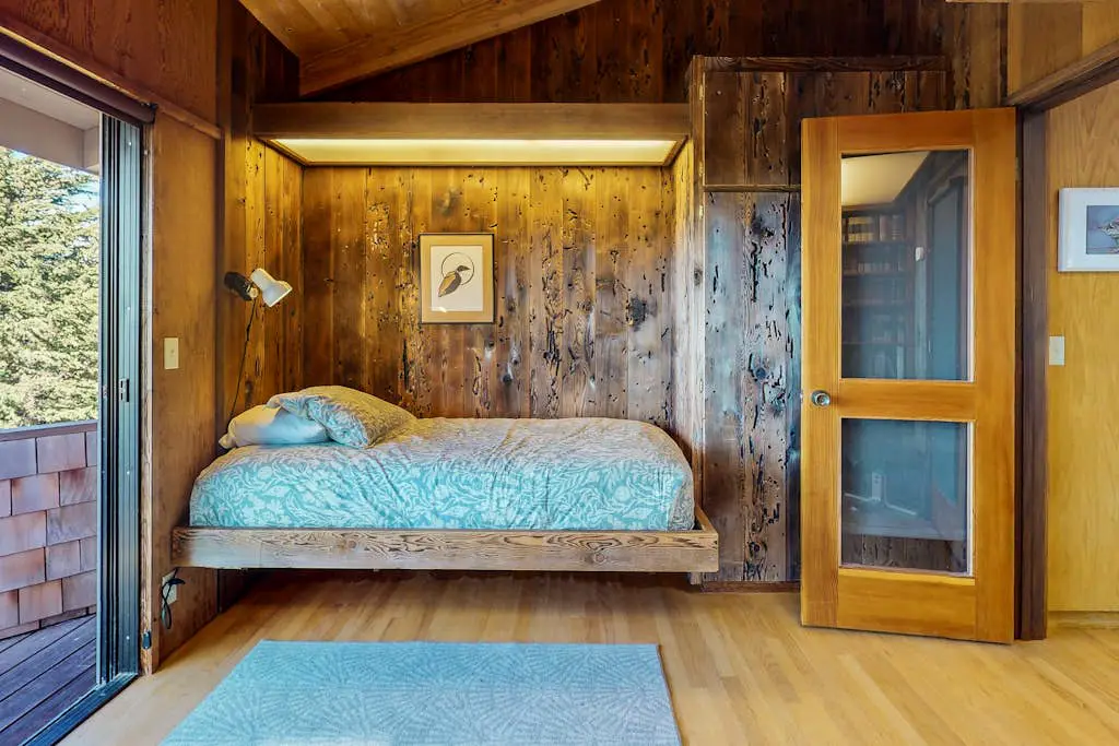 Meyer Getaway - Forested home with private hot tub near Black Point