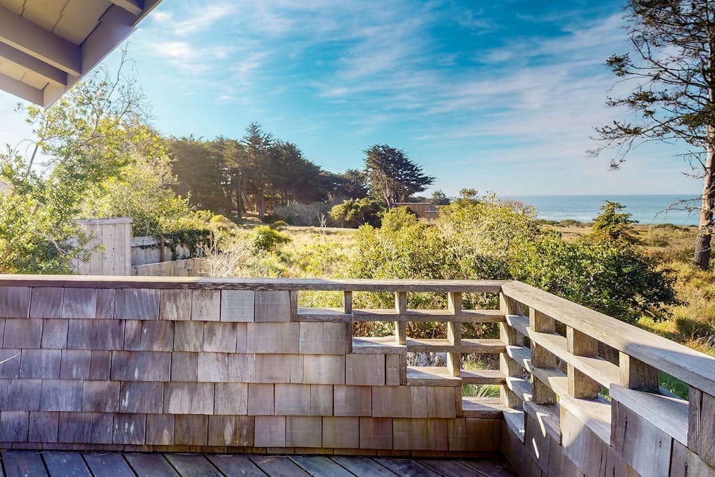Meyer Getaway - Forested home with private hot tub near Black Point