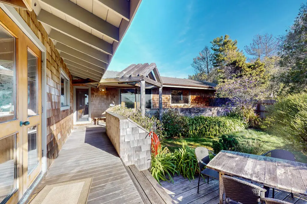Meyer Getaway - Forested home with private hot tub near Black Point