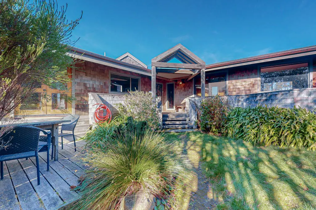 Meyer Getaway - Forested home with private hot tub near Black Point