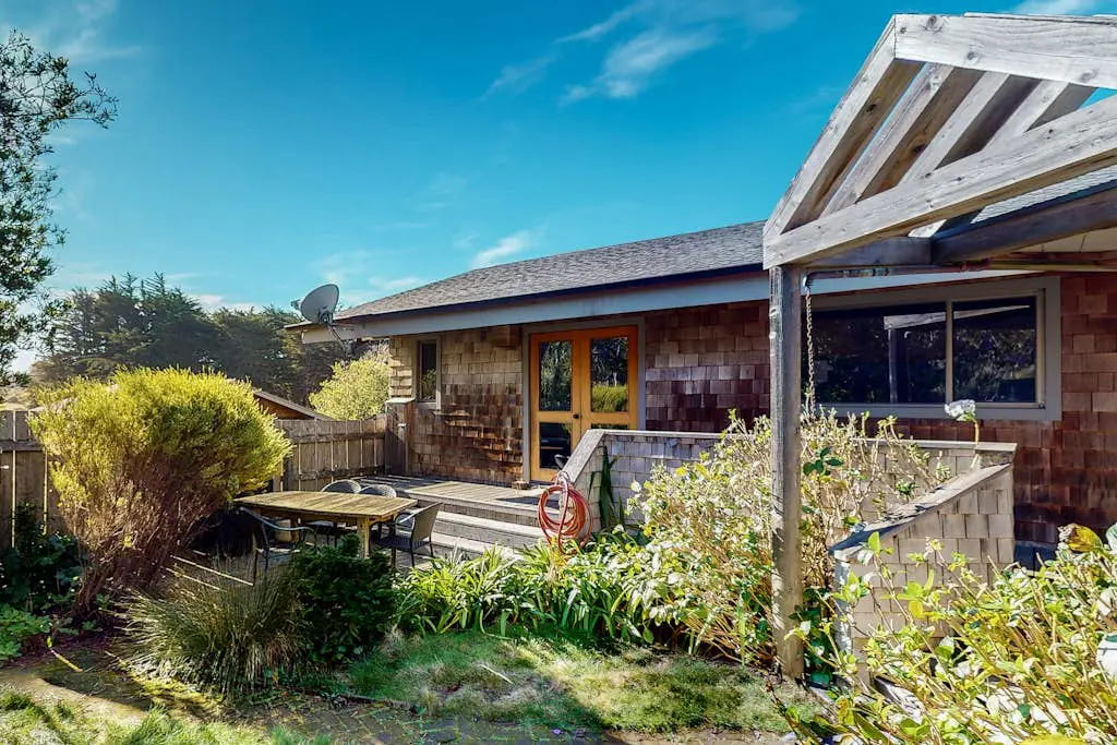 Meyer Getaway - Forested home with private hot tub near Black Point