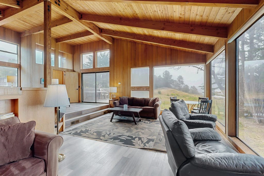 Stoney House - Blufftop home with private hot tub & ocean views, dogs welcome